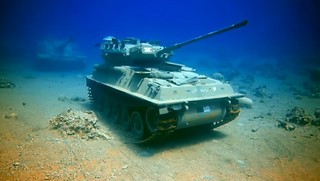 Vehículos militares bajo el mar en Áqaba, Jordania